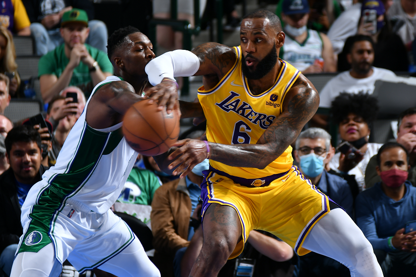  浓眉哥攻防一体湖人险胜独行侠